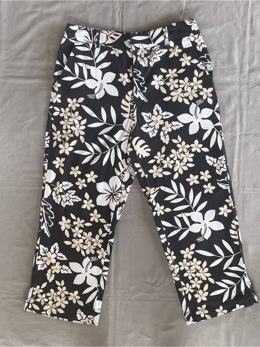 Cherokee Brand Stretch hibiscus Floral Print Pants Size 10 tropical black white